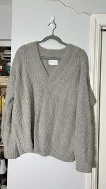 Lucky Brand Women's Gray Cable-Knit V-Neck Fuzzy Sweater